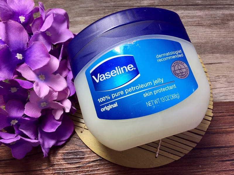 Kem dưỡng da Vaseline Pure Petroleum Jelly. Đây là một loại kem dưỡng da có công dụng chính là ngăn ngừa tình trạng da bốc, giúp dưỡng ẩm, khô sần vào mùa đông.