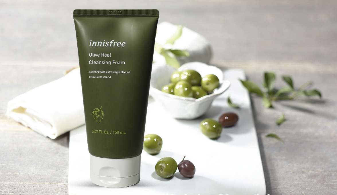 Sữa rửa mặt Innisfree Olive Real Cleansing Foam phù hợp với các cô nàng da khô, với những thành phần thiên nhiên, không gây kích ứng và còn làm cho da sạch sâu hơn